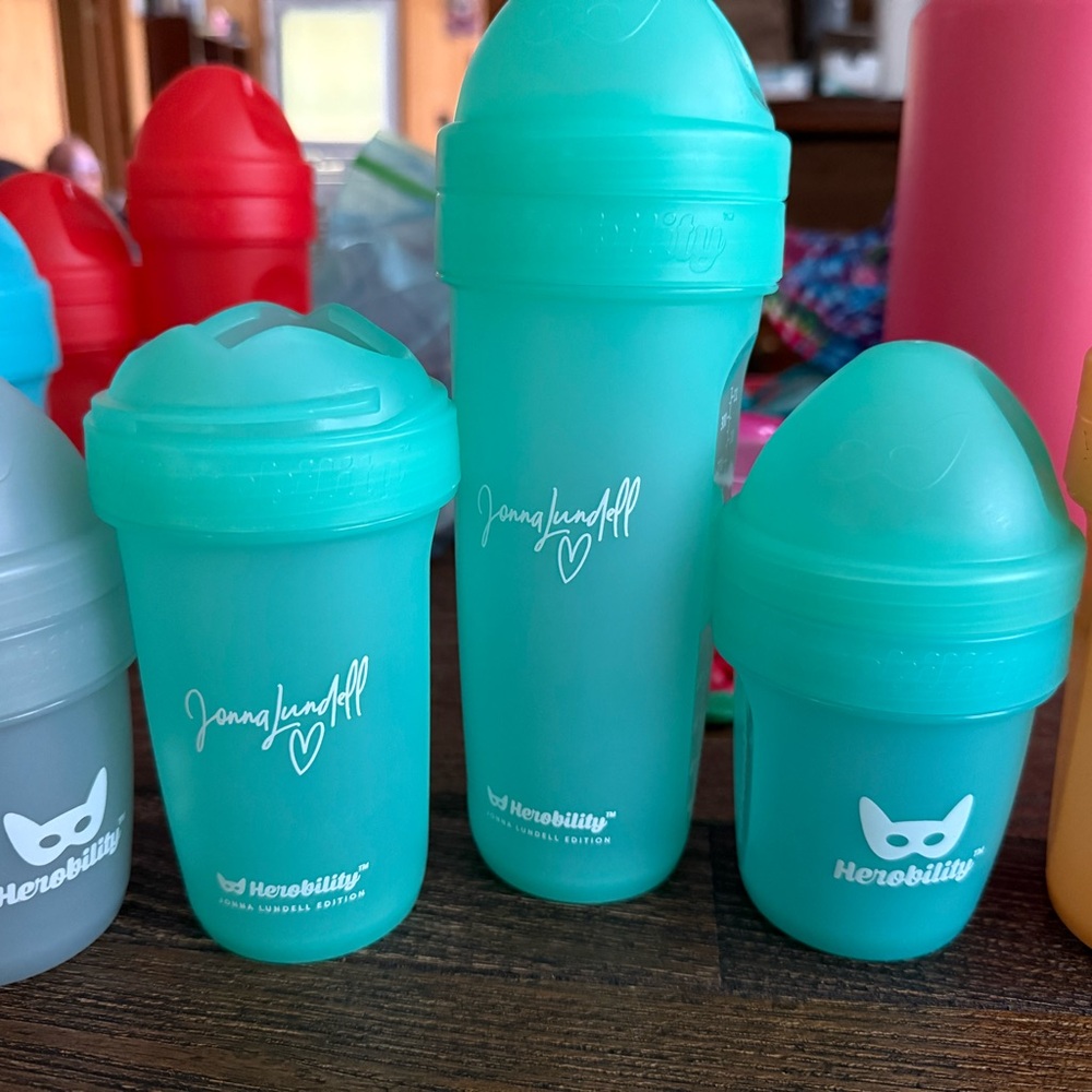 Herobility bottles all 16 bottles and 2 formula or snack holders.
